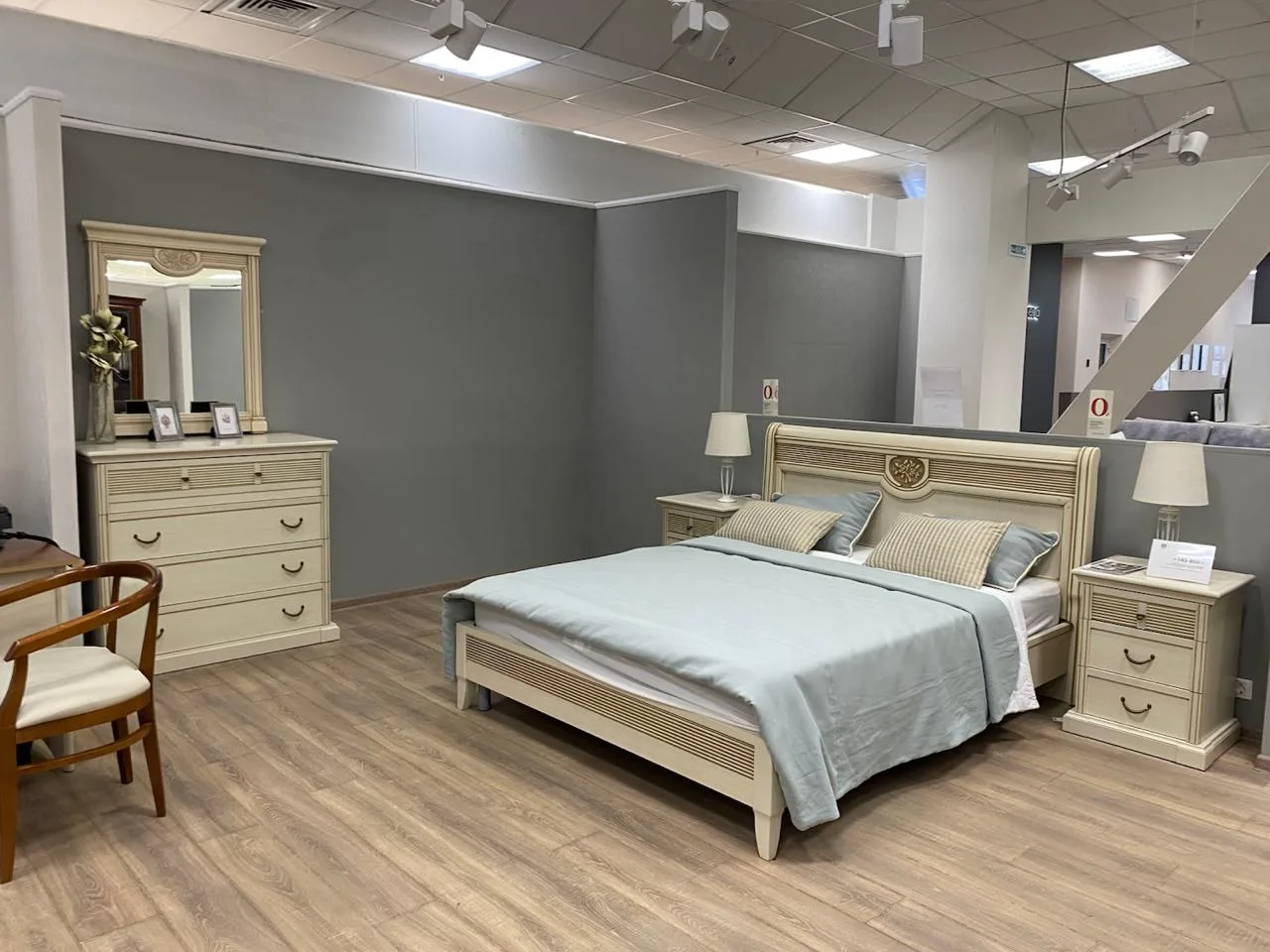 Распродажа - изображение №3 "Кровать и две тумбы Изотта (выставка) "  на www.Angstrem-mebel.ru